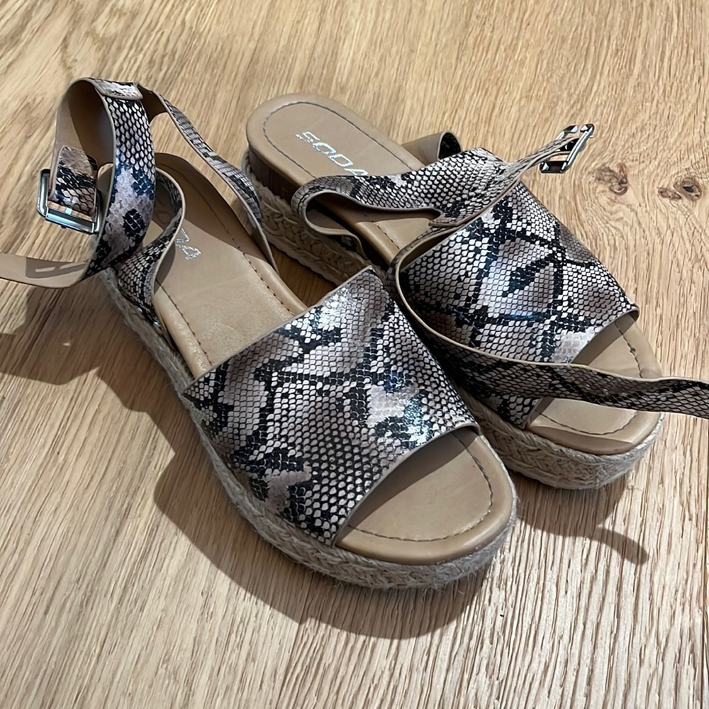SODA women’s platform sandal, size 8.5